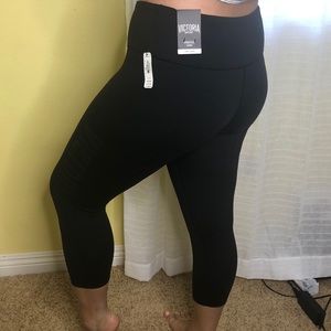 Victoria Sport Crop Leggings